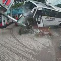 Prevrnuo se autobus pun gostiju sa svadbe! Strašan snimak kruži društvenim mrežama
