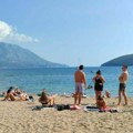 Neverovatne scene sa jadranskog primorja - ljudi se kupaju! Zagazili smo u jesen, a na plaži kao da je jul (foto)