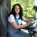 “Kada me vide za volanom blicaju, sviraju..." Edina ostvarila svoju najveću želju i sad svaki dan vozi autobus