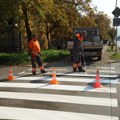 Služba signalizacije obeležava pešačke prelaze