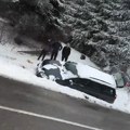 (Video) Auto sleteo s puta na Zlatiboru! Završio u kanalu, vozači staju da pomognu, stvara se gužva