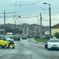 Sudarili se "smart" i taksi: Nezgoda kod Plavog mosta (foto)