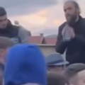 (Video) "Hajde da sahranimo decu, pa spalite grad ako želite": Pop smirivao besne građane Kočana da ne sruše kuću…