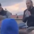 (Video) "Hajde da sahranimo decu, pa spalite grad ako želite": Pop smirivao besne građane Kočana da ne sruše kuću…