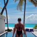 Bazen pored mora, a tek da vidite plažu: Influenserka se skinula i pokazala kako uživa za sve pare: "Ovo je raj na zemlji"