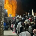 Hiljade vernika došlo da se pokloni vasiliju ostroškom, mnogi stigli peške i bosi Nestvarne slike ispred Ostroga (Foto)