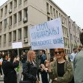 Počeo protest u Loznici: Građani se okupili ispred Opštine, zaposleni se kriju iza zavesa