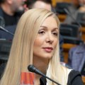 Jelena Milošević postavila oštra pitanja ministru policije: “Zašto policija štiti vozila bez tablica i štabove SNS?”