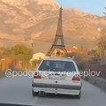Neverovatna scena: Ajfelova kula na krovu automobila Hoće li završiti kao turistička atrakcija? (video)
