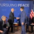 Snimci "iza kulisa" sa Aljaske: Rubio hteo da izbegne rukovanje sa Putinom, Tramp odmah reagovao (VIDEO)