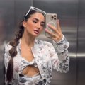 Anđela Đuričić u haljini bez brushaltera: Opalila selfi u liftu, a na sredini kod grudi nikad veći prorez (foto)