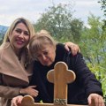 Majka Jovane Jeremić jeca na grobu muža: Voditeljka podelila emotivnu fotografiju: "Nisam slabić"