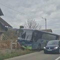 Udes kod Polumira: Autobus sa naprednjacima udario u ogradu pored puta (VIDEO)