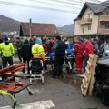 Mladić (21) džipom preticao kolonu vozila, pa izazvao stravičan sudar! Saobraćajka u Novom Pazaru: Bračni par povređen, hitno…
