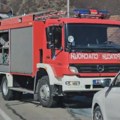Zapalio se automobil na magistralnom putu kod Prijepolja: Vatrogasci na terenu, vatra zahvatila vozilo u pokretu (foto)