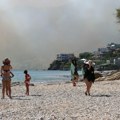 Хиљаде евакуисаних на Криту, борба са пожарима траје у Француској и Шпанији