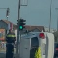 Prevrnuo se automobil: Nesreća u Novom Sadu kod Najlon pijace, policija na licu mesta (foto)