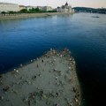 Mađarske vlasti potopaju dve barže na Dunavu kod nuklearne centrale, da podignu nivo reke