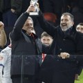 Albanac Iz kese za smeće bacao novac igračima posle istorijskog uspeha VIDEO