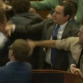 Tuča poslanika u Skupštini Kosova, Kurtija polili vodom (VIDEO)