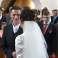 Podrška za palog brata: Snimak iz crkve odmah nakon venčanja nasmejao region: Mladoženja taman poljubio mladu a onda je…