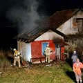 (Foto) izgorela kuća u Prijedoru: Vatrogasci sprečili širenje požara, ne zna se da li ima povređenih
