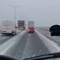 Automobil juri zaustavnom trakom na auto-putu i grebe bankinu: Nepoznat epilog bahate vožnje (video)