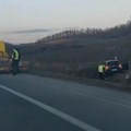 Kilometarske kolone na auto-putu nadomak Beograda: Lančani sudar izazvao haos! Jedan auto sleteo s puta (video)