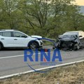 Preticala kolonu pa direktno udarila u audi: Teška saobraćajna nezgoda kod Novog Pazara, dve osobe povređene i prebačene u…