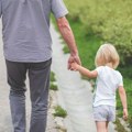 Dirljivo pismo psihologa ćerki rasplakalo hiljade čitalaca