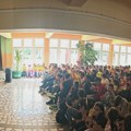 UZ GOSTOVANJE JASMINKE PETROVIĆ ZAVRŠENA “BAJKOVITA NEDELJA” U OŠ “NADA PURIĆ” – KNJIGA U CENTRU PAŽNJE