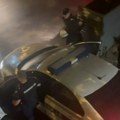 Policajci oduševljeno komentarišu kako su “ošurili” čoveka od batina na protestu u Beogradu (VIDEO)