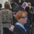 Stotine ljudi u tišini čekaju u redu kako bi odali počast Armaniju