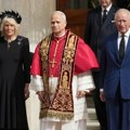 Britanski kralj i kraljica u Vatikanu u senci skandala princa Endrjua