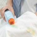 Како најлакше уклонити масне флеке са одеће: Решење се крије у једноставном кухињском производу
