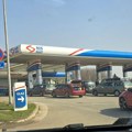 Poskupelo gorivo, velike gužve na pumpama u Šapcu; U Bosni ograničena prodaja na 100 litara
