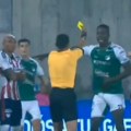 Sudija pokazao drugi žuti karton fudbaleru, ali odbio da ga isključi?! Pogledajte jednu od najbizarnijih scena sa fudbalske…