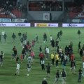 "Igrači plaču, a ostali su u ligi! To se u istoriji nije desilo!" Trener Radničkog dao ostavku posle sramotnih scena: Huligani…