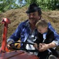 Ovako danas izgleda Radašinov unuk: Poznati glumci odbili uloge u "Selo gori", a malog Tomu danas ne biste prepoznali