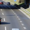 Sankcionisan vozač (67) "golfa" zbog vožnje u suprotnom smeru: Kazna od 120.000 dinara i devet meseci bez dozvole