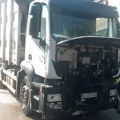 Zapalio se kamion za odvoženje smeća u Prokuplju, vatrogasci sprečili širenje požara