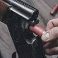 Opšti haos u Slatini! Policajci došli da pretresu kuću političara, on zapucao iz lovačke puške!