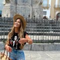 Gori Sicilija! Ana Radulović napustila Srbiju i pokazala kako uživa - obukla "Kum" majicu, pa vatrenim čizmama sa resama hara…