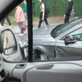 Žena ušla u kontra smer i direktno udarila u autobus! Dramatična saobraćajna nesreća kod Bulevara JNA u Jajincima