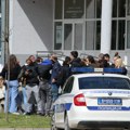 Grupa dečaka pretukla devojčicu (12) u školi u Čačku: Bacili jaknu preko i nje, pa je udarali
