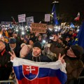 Desetine hiljada demonstranata izašlo na ulice u Slovačkoj protiv premijera Roberta Fica