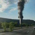 Gust crni dim na rakovačkom putu: Sumnja se da su u požaru zahvaćeni železnički vagoni (video)