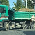 Kamion propao kroz asfalt: Haos na uglu Kruševačke i Gospodara Vučića: Vozači oprez, stvara se gužva (foto)