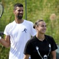 (Video) Novak kralj zabave, Sabalenka se iskidala od smeha Rvački šou na treningu Đokovića