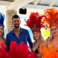 Novak Đoković u društvu atraktivnih plesačica! Odlepile čim su ga videle na Korčuli, odmah su ga saletele - pogledajte fotku…